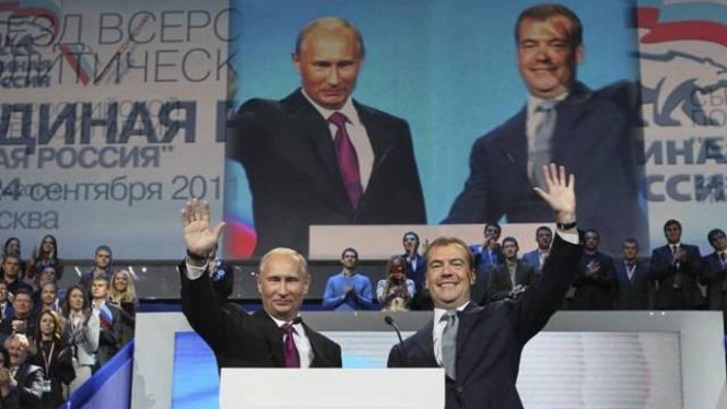 Vladimir Putin (kiri) dan Dmitry Medvedev