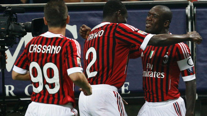 Pemain AC Milan merayakan gol ke jala Cesena