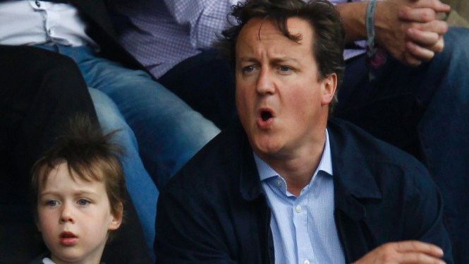 Perdana Menteri Inggris David Cameron dan putranya Arthur