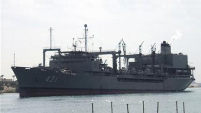 Kapal perang Iran melewati Terusan Suez