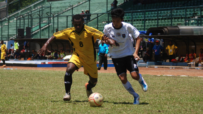  Pemain Universitas Cendrawasih Jayapura-Papua Wilfred Nawipa (kuning)