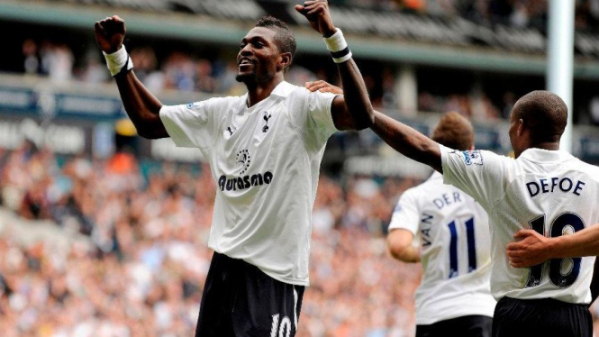 Striker Tottenham Hotspur, Emmanuel Adebayor (kiri), merayakan gol