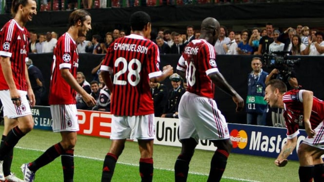 Pemain AC Milan merayakan gol Antonio Cassano (kanan)nan