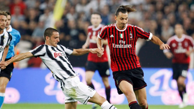 Pemain AC Milan Zlatan Ibrahimovic (hitam merah) dan pemain Juventus 