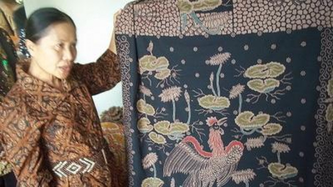 Sriana dan Batik hasil karyanya