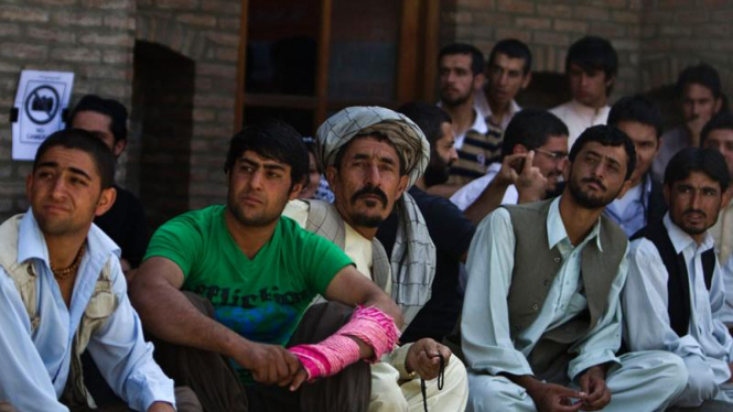 Sejumlah warga Afganistan berkumpul di Kabul. 