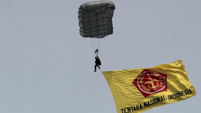 Ilustrasi latihan terjung payung anggota TNI AU.