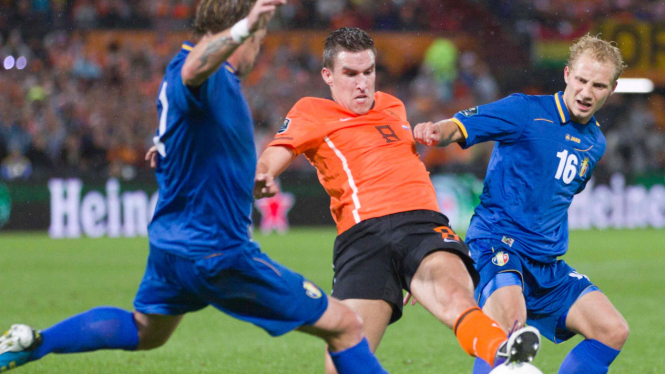 Pemain Belanda Kevin Strootman (orange) di pertandingan melawan Moldova