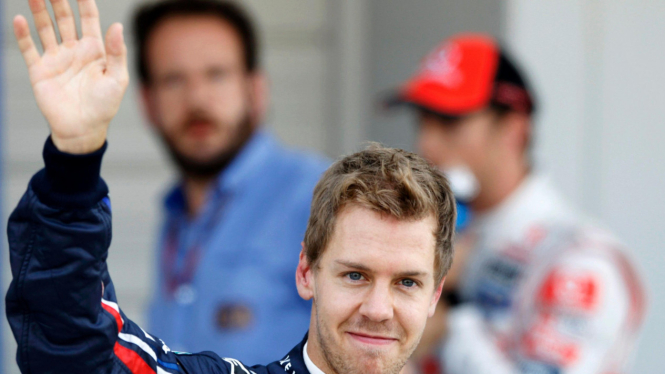 Sebastian Vettel di GP Jepang dan Jenson Button (bayangan bertopi belakang)