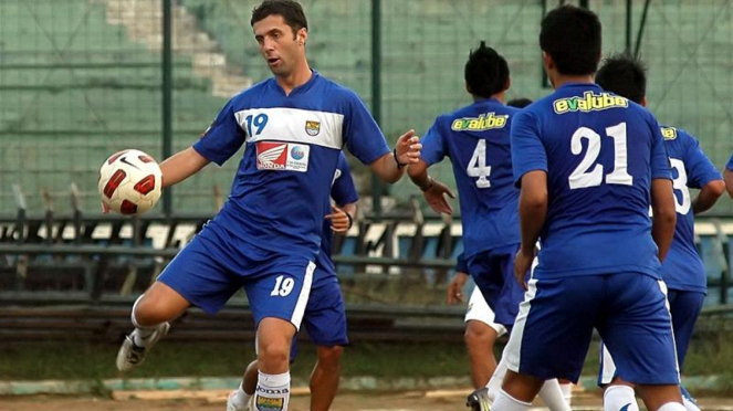 Miljan Radovic dan rekan-rekannya dari Persib berlatih di Stadion Siliwangi