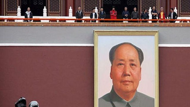 Foto Mao Zedong di Lapangan Tiananmen, Beijing