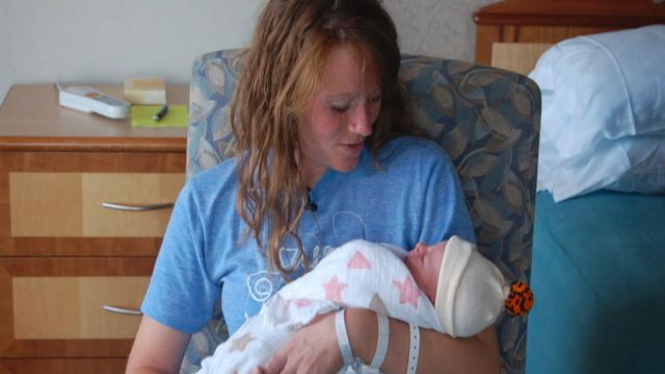 Amber Miller bersama dengan bayinya