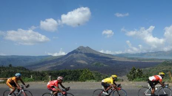 Pebalap melintasi Gunung Batur, Kintamani, Bali