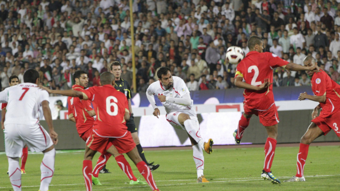 Pemain Iran (putih) melawan pemain Bahrain di Kualifikasi PD 2014
