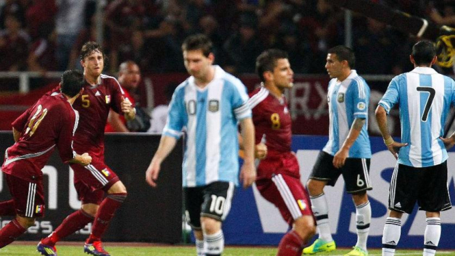 Bek Venezuela, Fernando Amorebieta (kiri/5) merayakan gol ke gawang Argentina