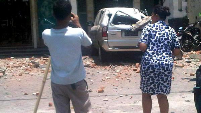 Korban gempa bali di ruko bypass I Gusti Ngurah Rai, Bali