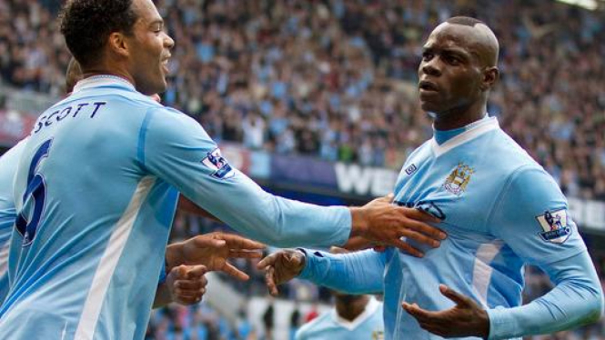 Pemain Manchester City merayakan gol Mario Balotelli