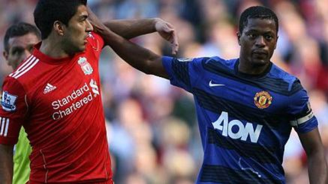 Luis Suarez (kiri) bersitegang dengan Patrice Evra