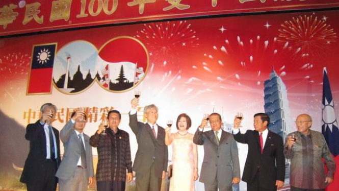 Fadel Muhammad (ketiga dari kiri) pada perayaan 100 tahun Republik China 