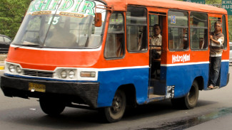 Memilukan, Kisruh Manajemen Buat Pekerja Metro Mini Jadi Pemulung