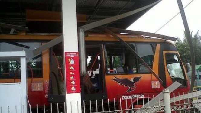 Bus Transjakarta meledak