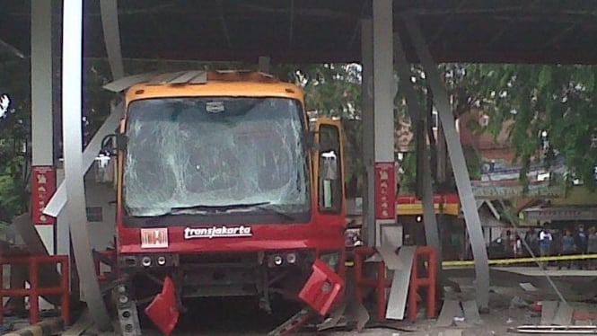 Bus Transjakarta meledak 