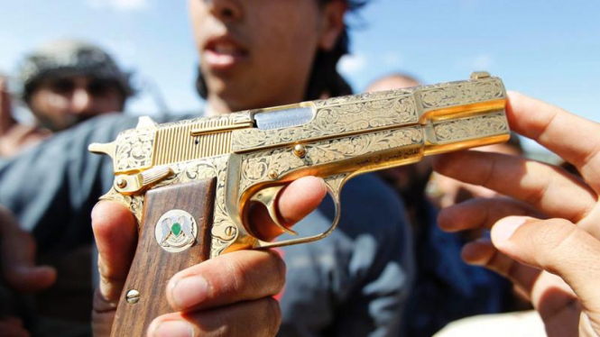 Pistol emas milik Moammar Khadafi