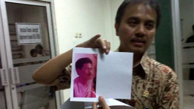 Roy Suryo menunjukan foto pamannya yang tewas tertembak di Freeport 
