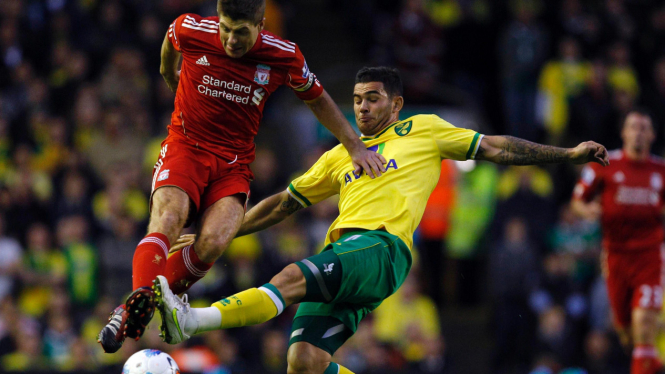 Pemain Liverpool Steven Gerrard (merah) di pertandingan melawan Norwich