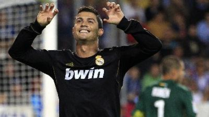Cristiano Ronaldo usai mencetak gol ke gawang Malaga