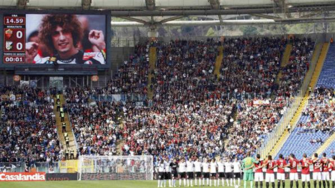 Pemain Palermo (kiri) and AS Roma berdoa atas kematian Marco Simoncelli 