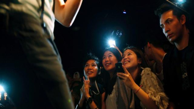 Para penonton suatu pertunjukan hiburan di Hong Kong