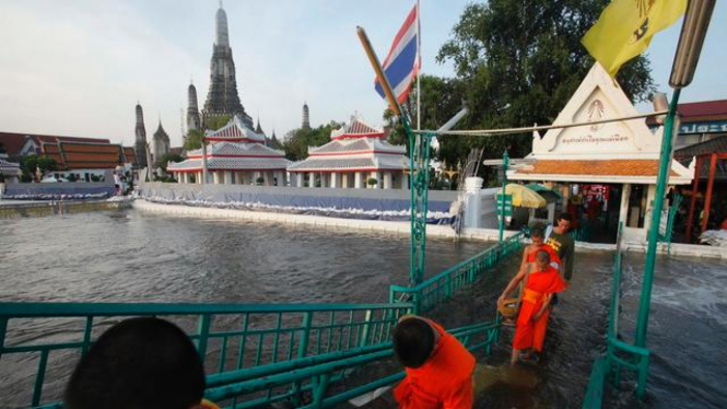 Para biksu berjalan di jembatan Bangkok, Thailand.