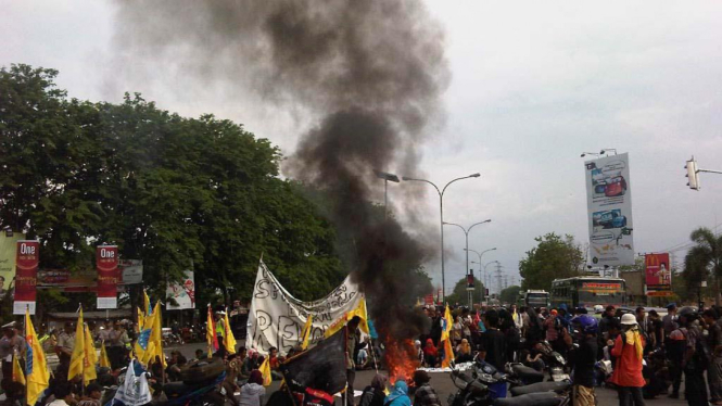 Demo mahasiswa blokir jalur pantura, Cirebon