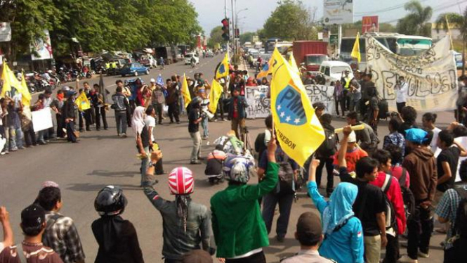 Demo Mahasiswa Blokir Jalur Pantura, Cirebon