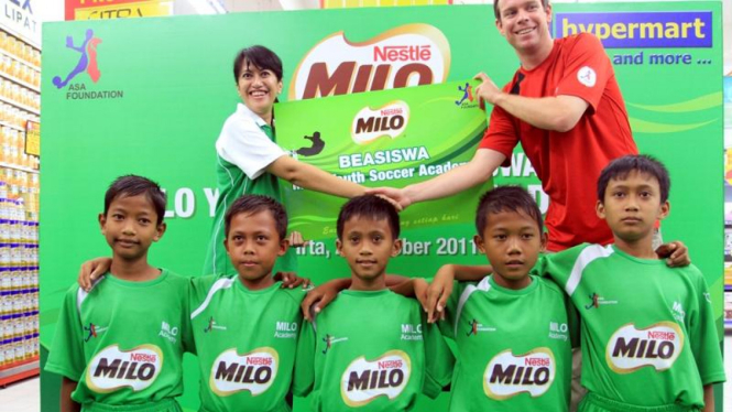 Lee Hawkins (belakang kanan) bersama pesepakbola cilik