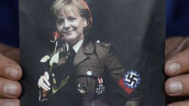Foto Angela Markel berkostum Nazi sebagai Protes Yunani terhadap Jerman