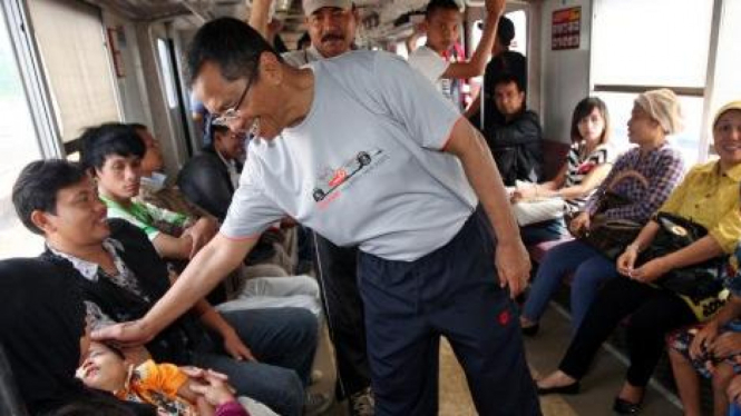 Menteri BUMN Dahlan Iskan menjajal kereta rel listrik (KRL)