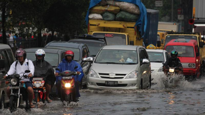 (Ilustrasi) Banjir Melanda Jl Daan Mogoot
