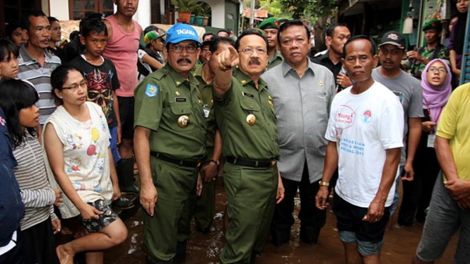 Fauzi Bowo & Agung Laksono Kunjungi Banjir Pondok Labu