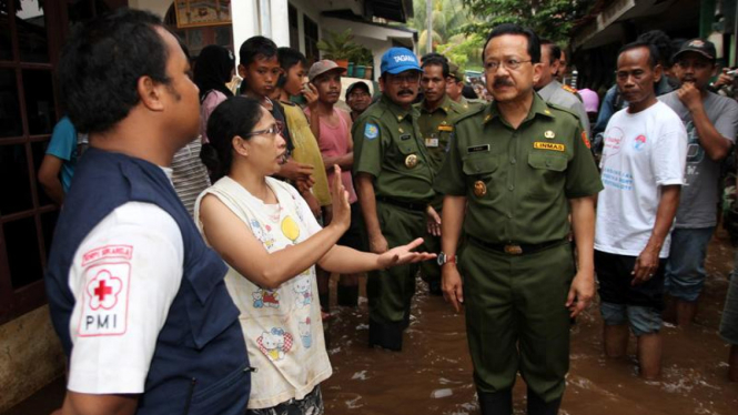 Fauzi Bowo & Agung Laksono Kunjungi Banjir Pondok Labu