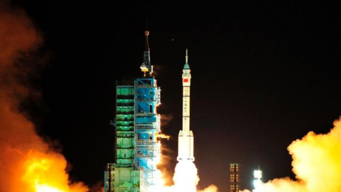 Peluncuran roket misi Shenzhou 8 ke antariksa, 1 November 2011 