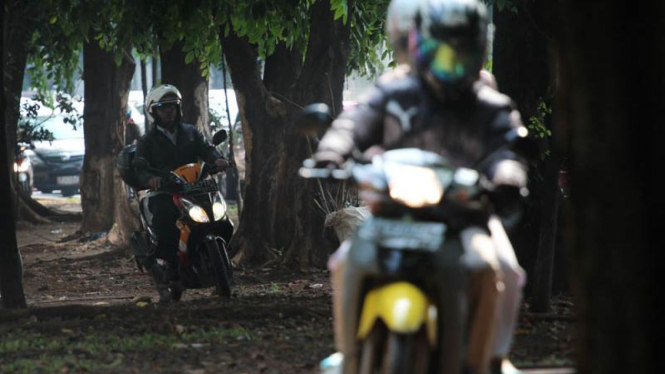 Pengendara Sepeda Motor Manfaatkan Jalur Hijau