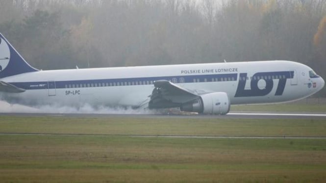 Pesawat LOT Airlines mendarat darurat di Warsawa, 1 November 2011