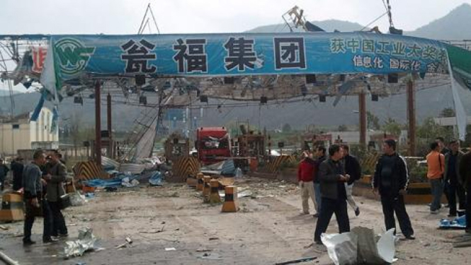 Kehancuran akibat truk kargo yang meledak di Fuquan, provinsi Guizhou, China. 