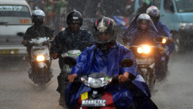 Pengendara bermotor menerobos hujan di Jakarta beberapa waktu lalu. 