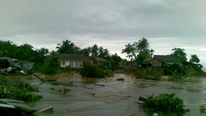 Banjir bandang di pesisir selatan Padang, Sumatera Barat