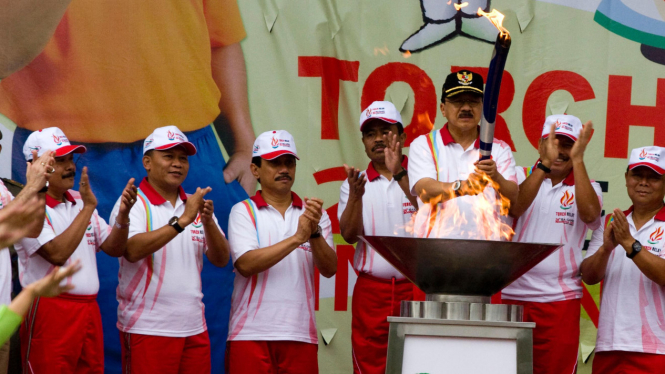 Fauzi Bowo Menyalakan Obor Sea Games 2011