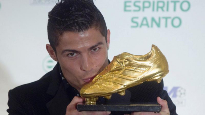 Cristiano Ronaldo meraih trofi Sepatu Emas