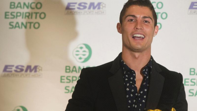 Cristiano Ronaldo meraih trofi Sepatu Emas